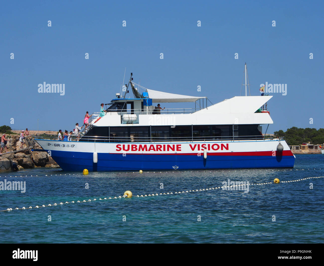 Vision sous-marine. à fond de verre catamarn la jetée sur la plage de port des Torrent, Ibiza Banque D'Images