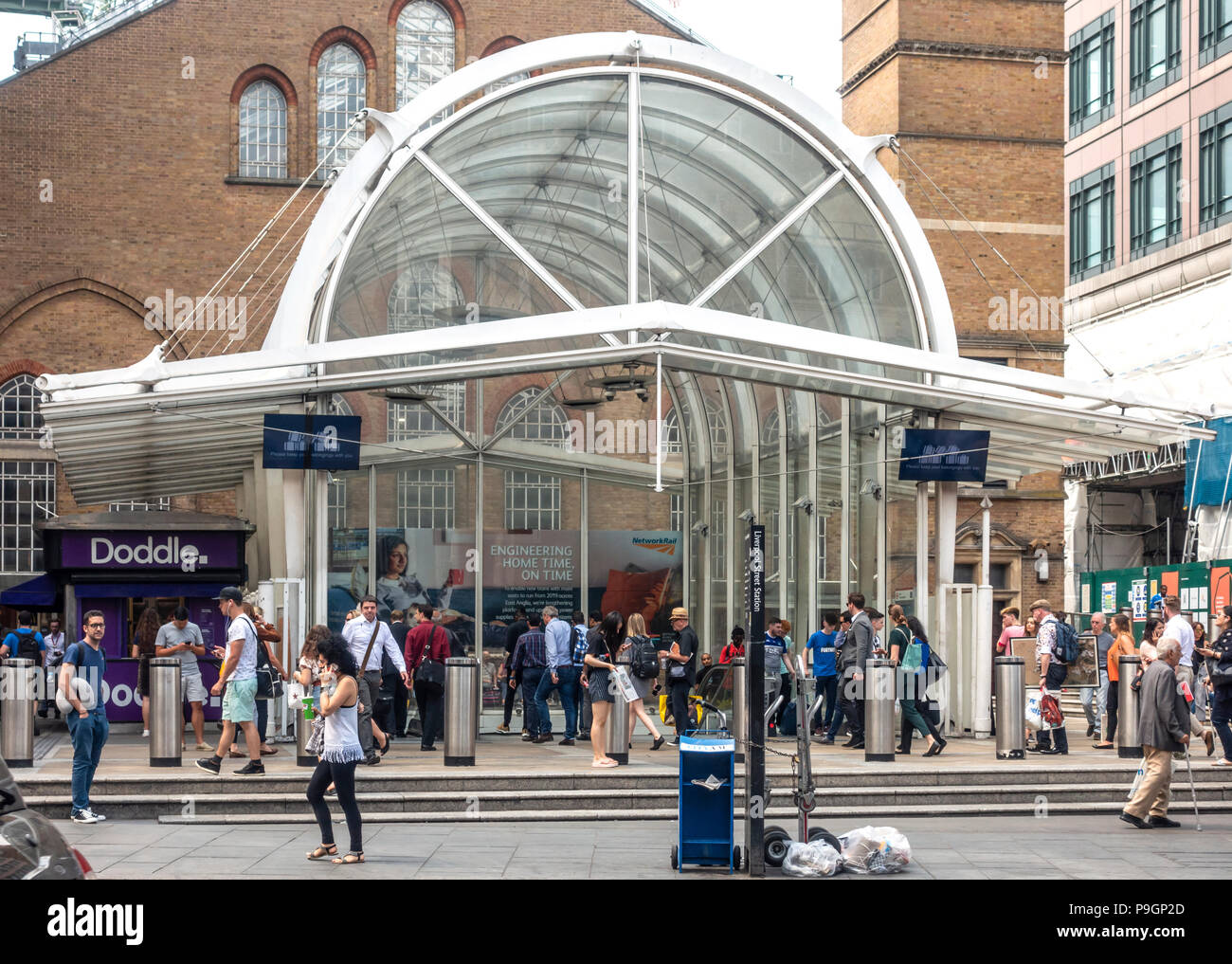 Bishopsgate entrée de la gare de Liverpool Street, Londres, un terminus servant surtout à l'Est et du Sud-Est de l'Angleterre. Les passagers et les passants. Banque D'Images