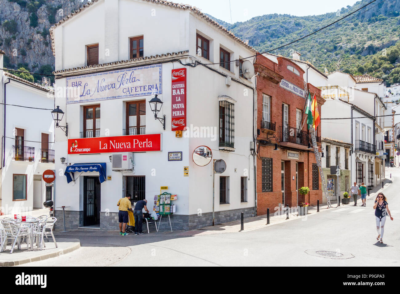 Ubrique, Espagne - 22 juin 2018 : cafétéria et bar à côté de la station de police. C'est le début de la vieille ville. Banque D'Images