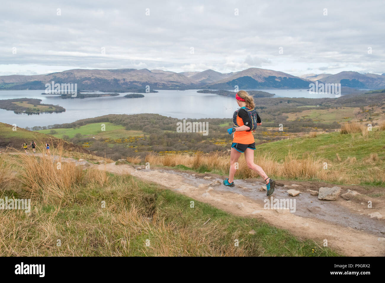 Trail Runner en ordre décroissant de Conic Hill dans le parc national du Loch Lomond et des Trossachs dans le highland fling 53 km Ultra Trail Marathon 2018 Banque D'Images