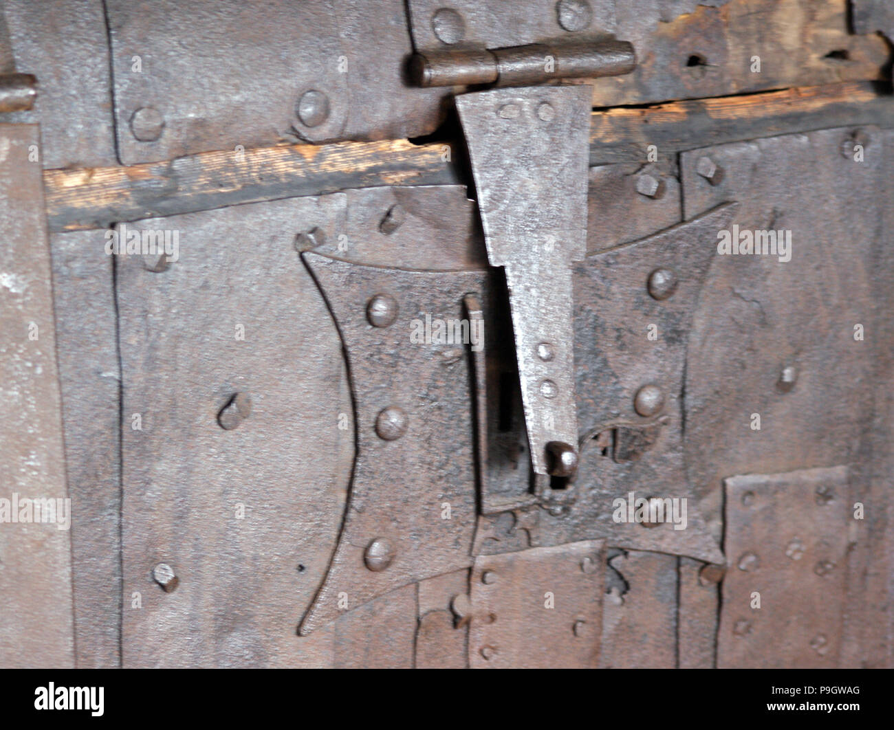Verrouillage du fer sur un vieux coffre de métal Banque D'Images