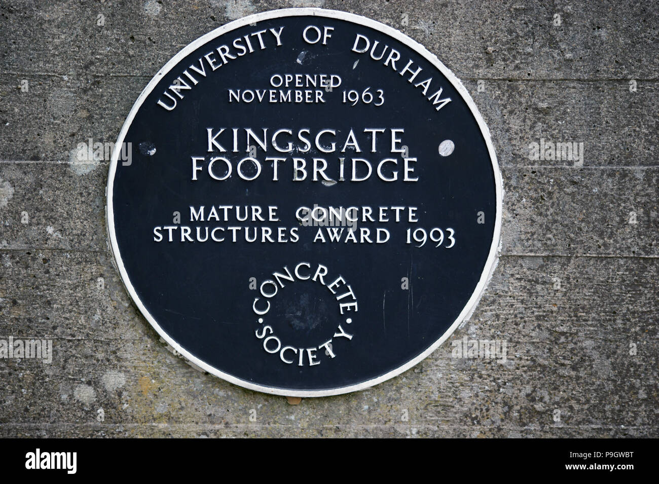 Kingsgate passerelle sur la rivière signe d'usure des structures de béton award Durham Angleterre Banque D'Images