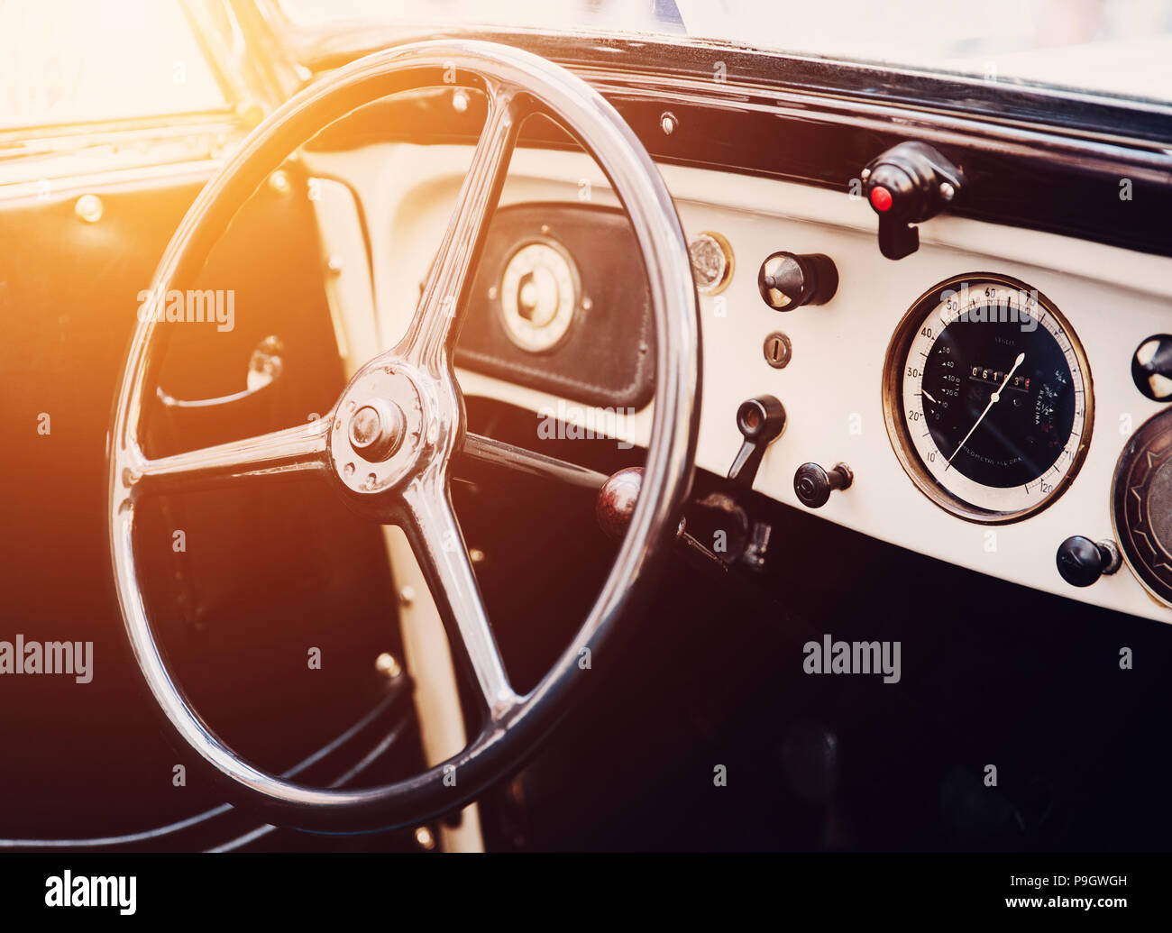 Vue de l'intérieur de l'Classic vintage car. Instagram tonifiant. Belle voiture rétro poster, carte postale. Banque D'Images