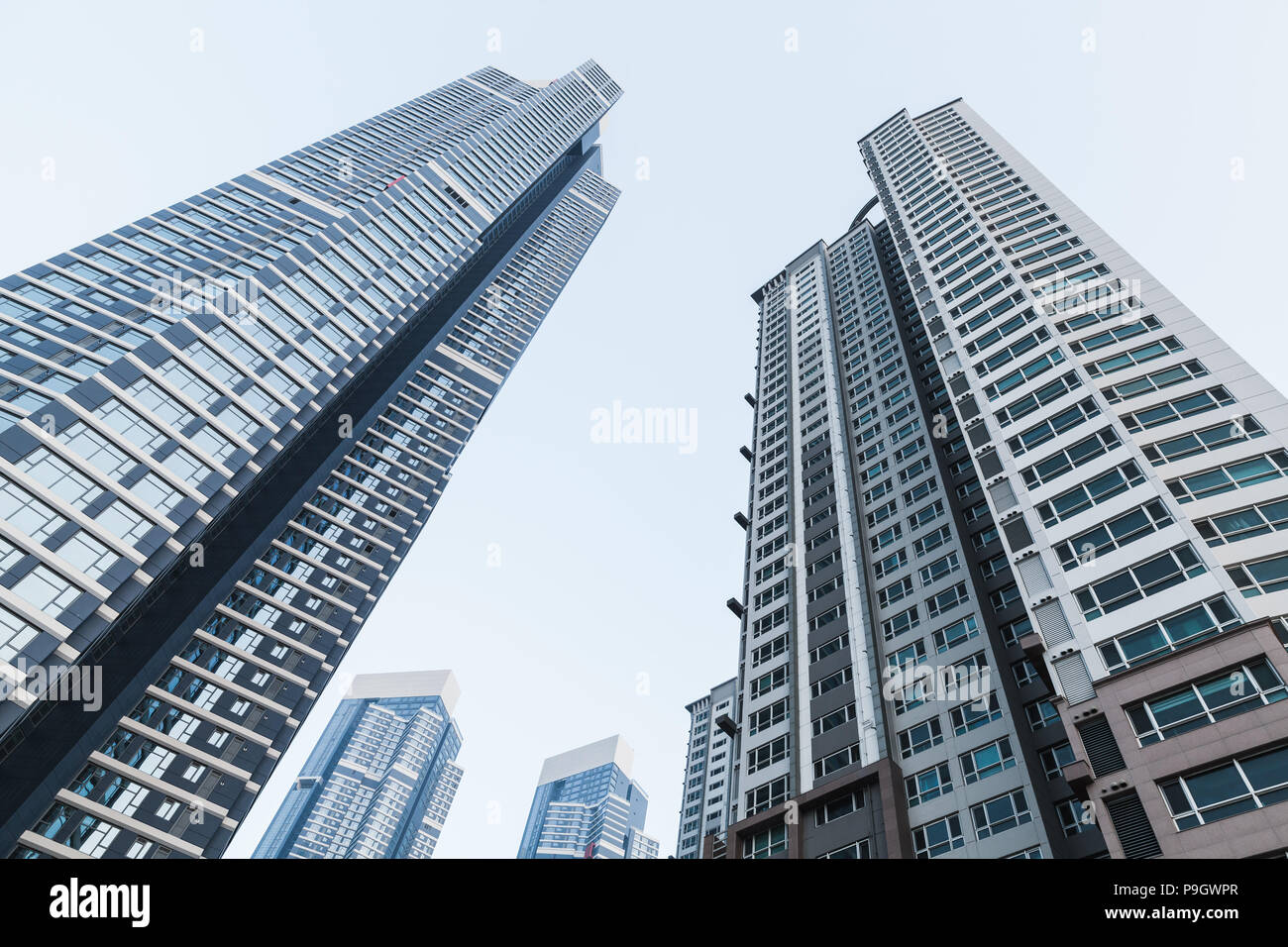 Grande ville avec des gratte-ciel, les tours à bureaux et maisons individuelles à Busan, Corée du Sud Banque D'Images