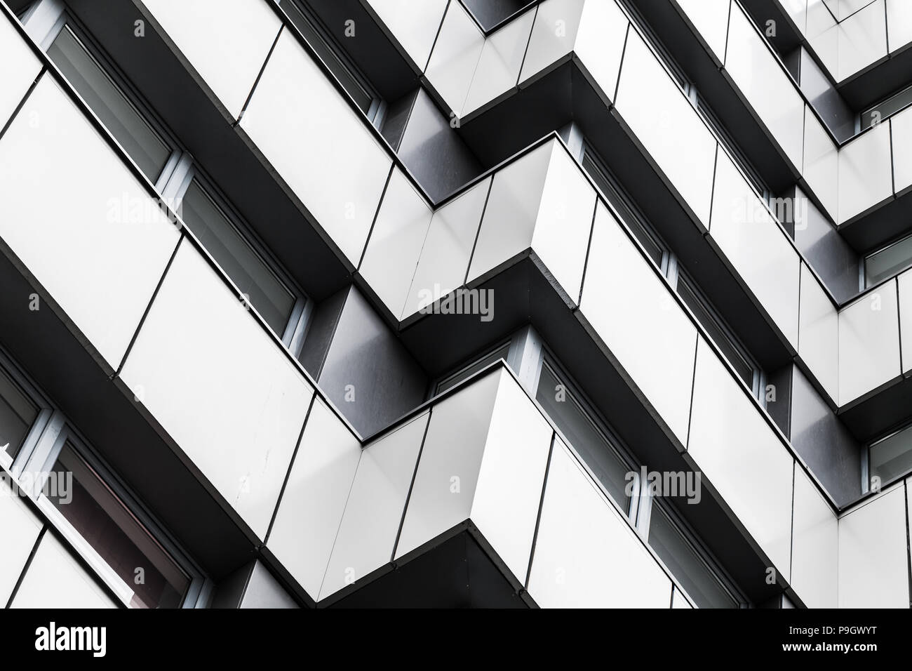 Résumé Contexte L'architecture moderne, angles, murs d'acier brillant avec windows Banque D'Images