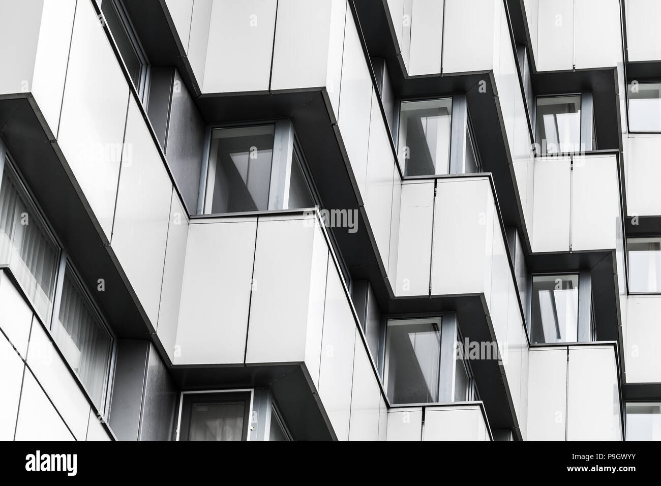 Résumé Contexte L'architecture moderne, angles de murs d'acier brillant avec windows Banque D'Images