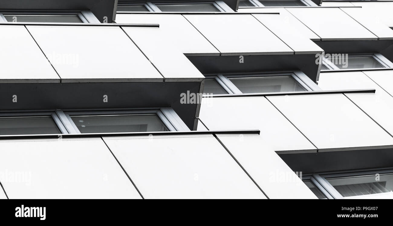 Résumé Contexte L'architecture moderne, mur en acier brillant avec windows Banque D'Images