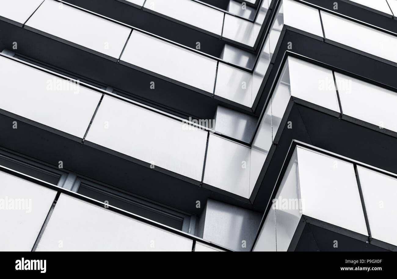 Résumé Contexte L'architecture moderne, à l'angle du mur en acier brillant avec windows Banque D'Images