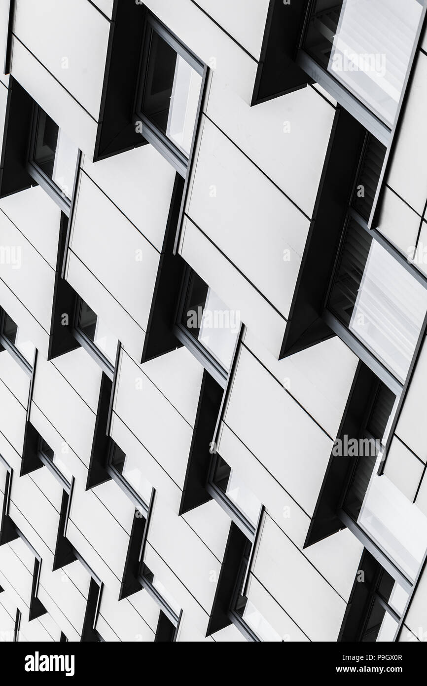 L'architecture moderne abstrait arrière-plan vertical, angles, murs d'acier brillant avec windows Banque D'Images