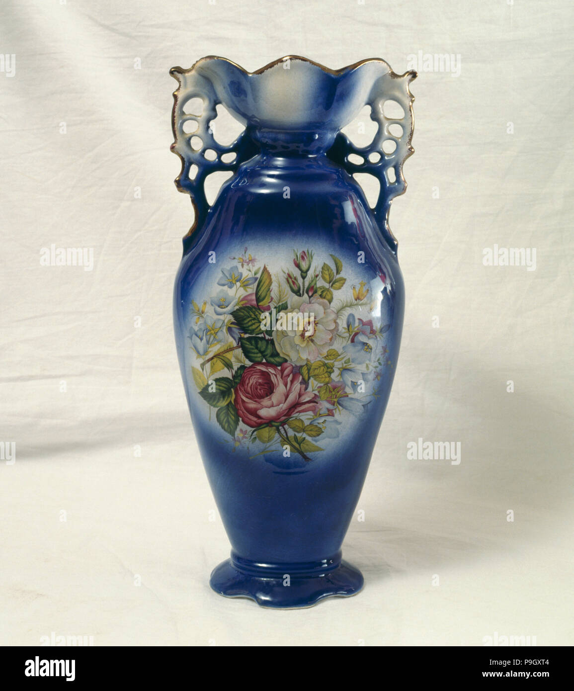 Close up of blue chine vase avec rose pattern Banque D'Images