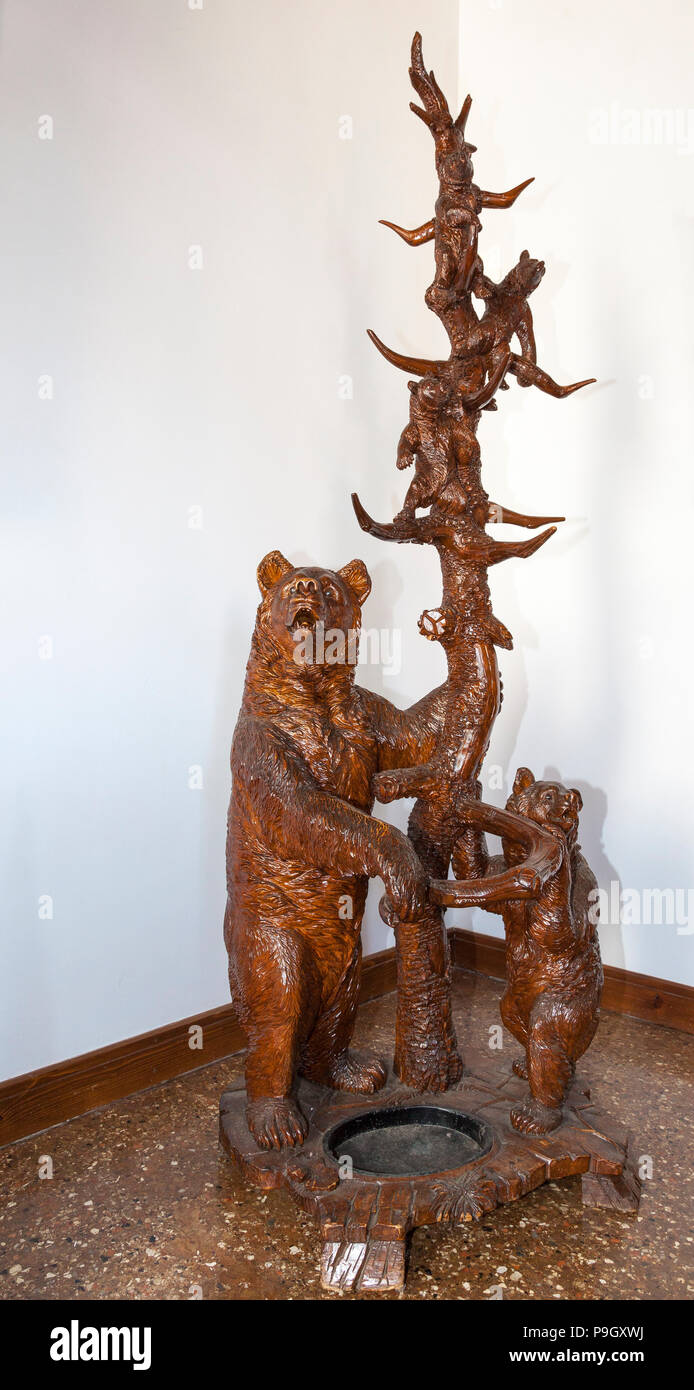 Meubles anciens Black Forest bear stand hall sculpté de bois de tilleul (bois) avec une mère ourse, sub-adulte et trois oursons. Sculptée à la main, artisanat, artw Banque D'Images