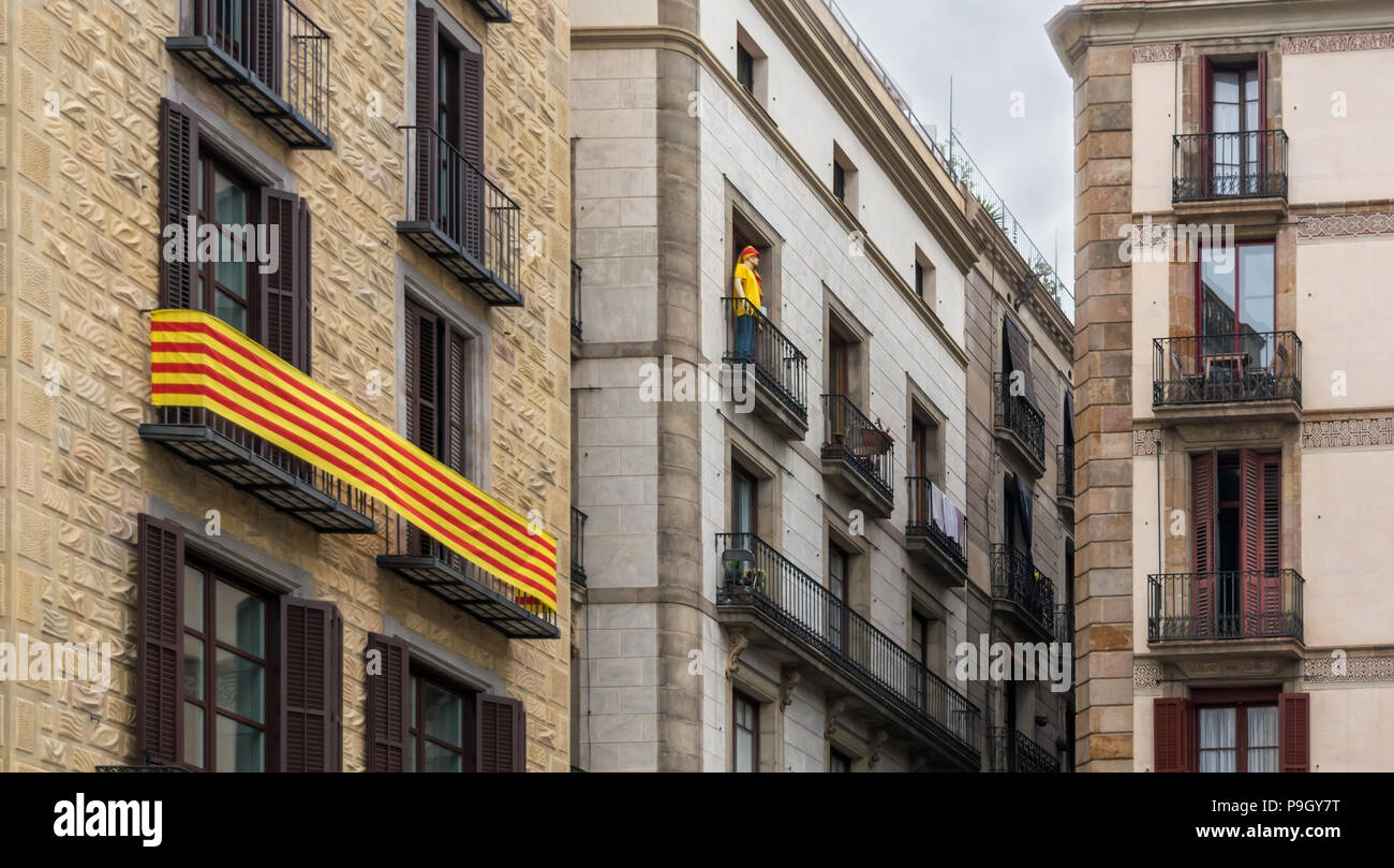 La Senyera ('flag' en catalan) et mannequin sur les balcons dans le quartier gothique de Barcelone. C'est le drapeau officiel de la Communauté Autonome de Catal Banque D'Images