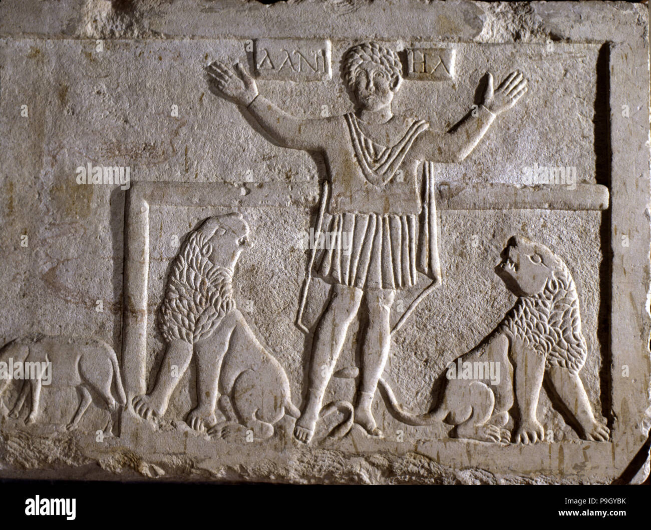 Daniel dans la fosse aux lions Daniel prophète hébreu, détail du relief dans le sarcophage à Ecija. Banque D'Images