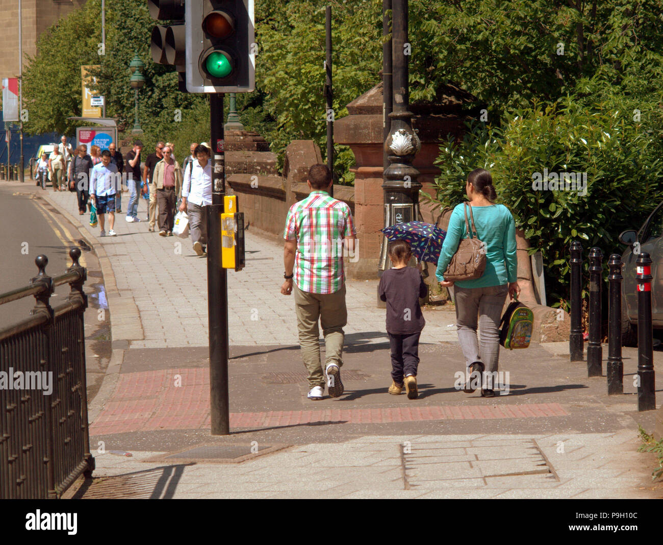 Glasgow, Scotland, UK 18 Juillet. Météo Royaume-uni:Beau temps met en valeur les habitants et les touristes dans la ville.s Partick dans le West end pour profiter de la chaude panoplie Banque D'Images