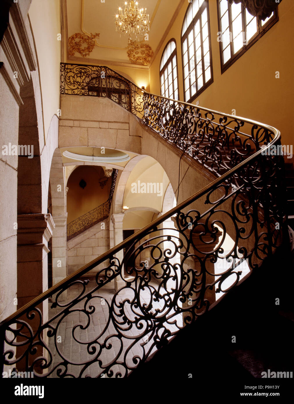 Escalier de la Virreina Palace à Barcelone, le travail réalisé par Carles Grau. Banque D'Images