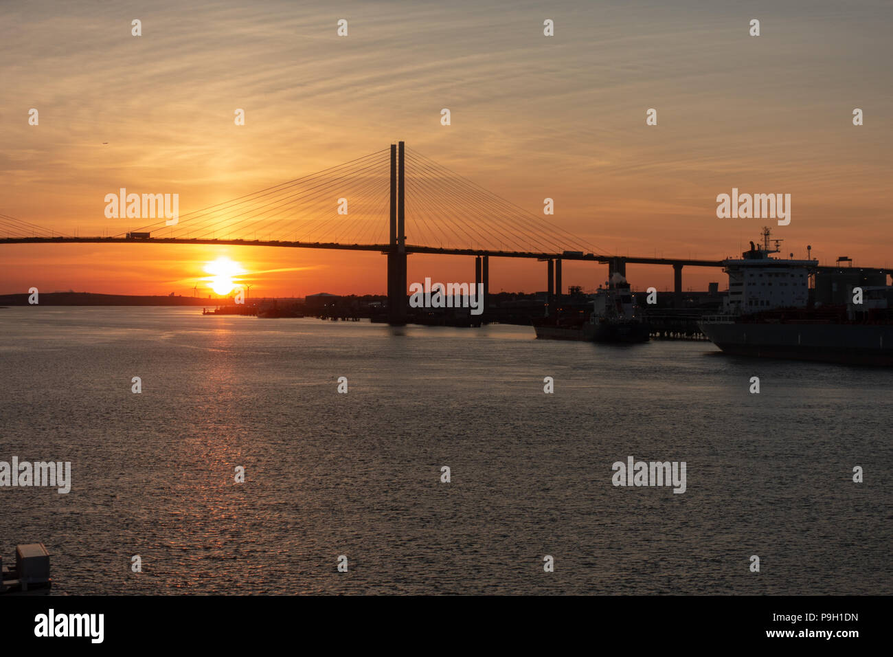 La reine Elizabeth II, pont au-dessus de la rivière Thames à London avec un coucher de soleil Banque D'Images