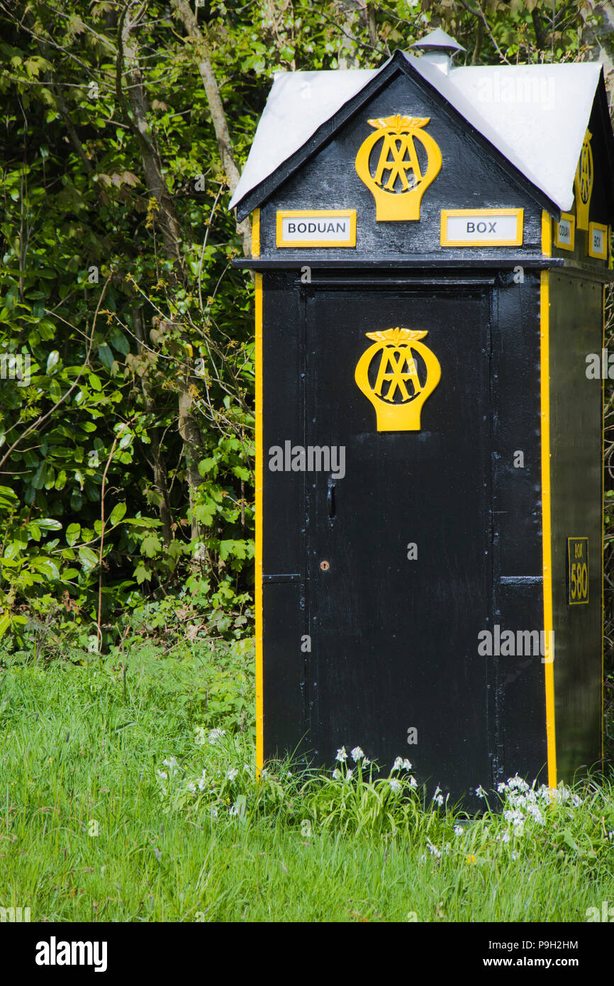 Le téléphone d'urgence AA numéro de boîte postale 580, dans le village de Boduan, près de Sada, Gwynedd, au nord du Pays de Galles. Banque D'Images