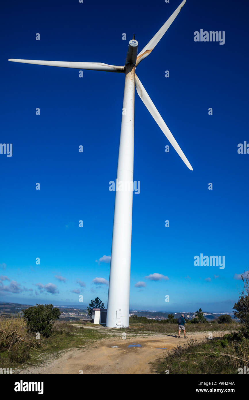 Une famille walker dans la région de Leiria Portugal écrasés par une énorme turbine éolienne contre un ciel bleu Banque D'Images