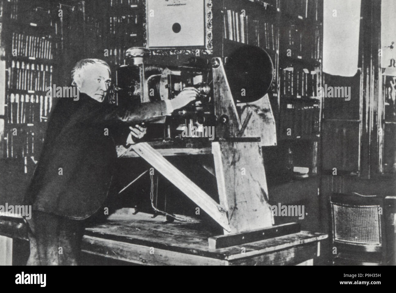 Thomas Alva Edison (Milan, Ohio, 1847-West Orange, New Jersey, 1931) dans son laboratoire, inventeur de la … Banque D'Images
