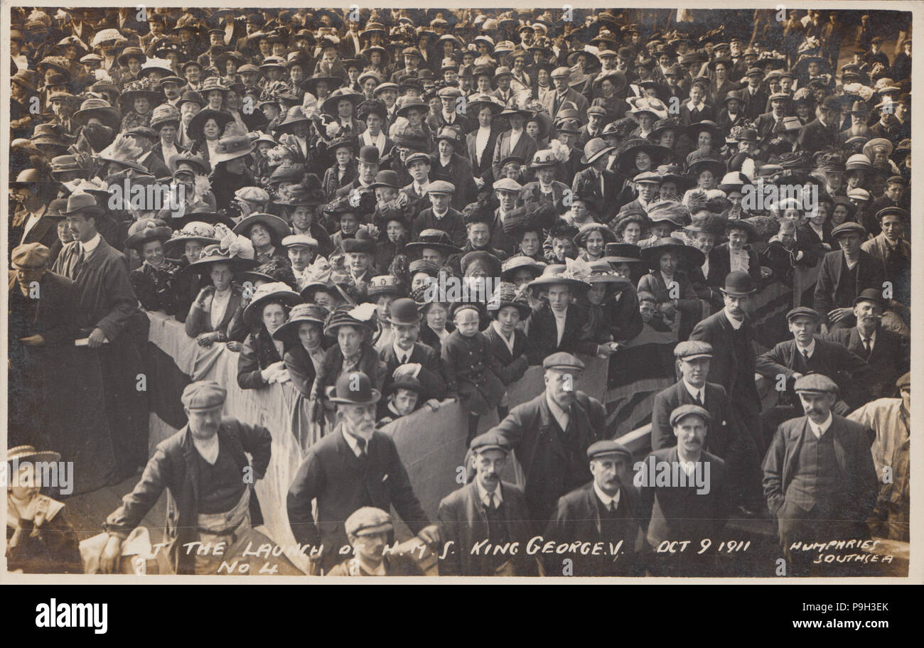 Vintage photo montrant des spectateurs à l'occasion du lancement de H.M.S. Le roi George V à Portsmouth le 9 octobre 1911 Banque D'Images