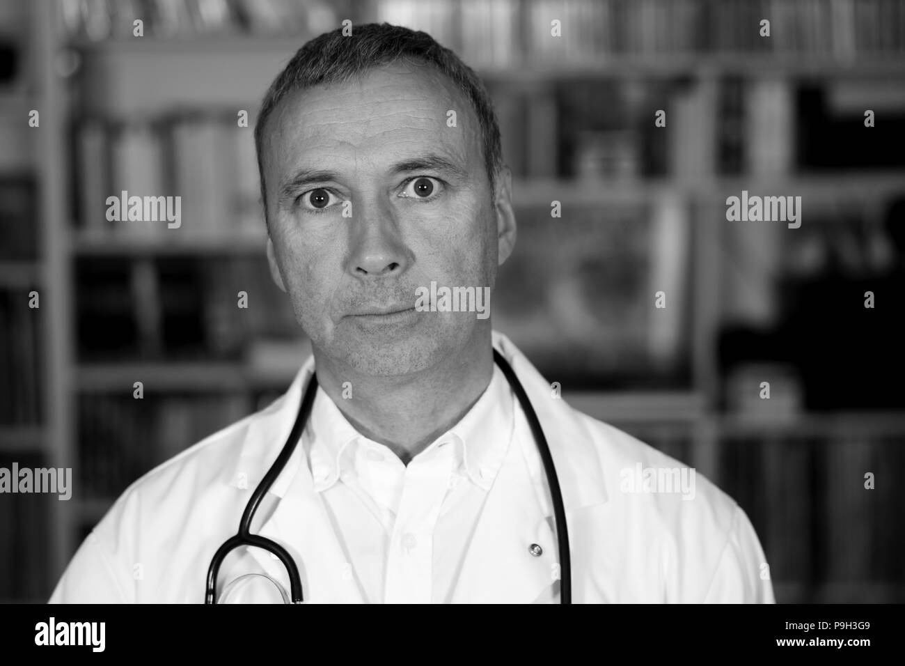 Portrait du bon docteur inquiète pour tout le monde. Toujours là. Couleur ou Noir et blanc. Banque D'Images