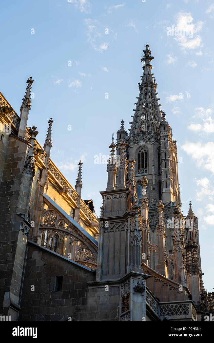La cathédrale de Berne est une cathédrale réformé suisse, dans la vieille ville de Berne, Suisse. Construit dans le style gothique, sa construction a commencé en 1421. Sa Banque D'Images