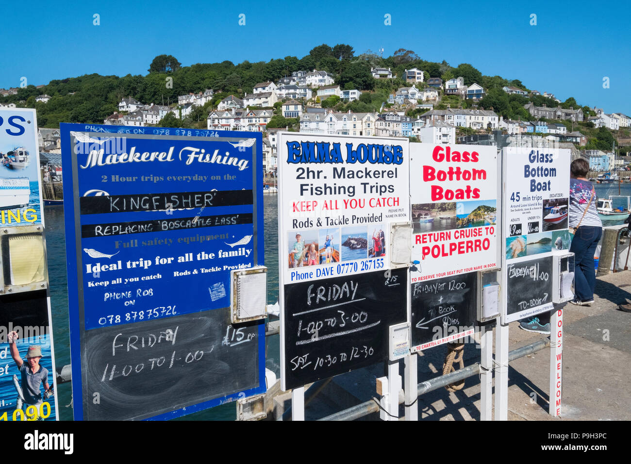 Pêche du maquereau publicité signes et des excursions en bateau à fond de verre dans le port de pêche de Looe, Cornwall, England, UK. Banque D'Images