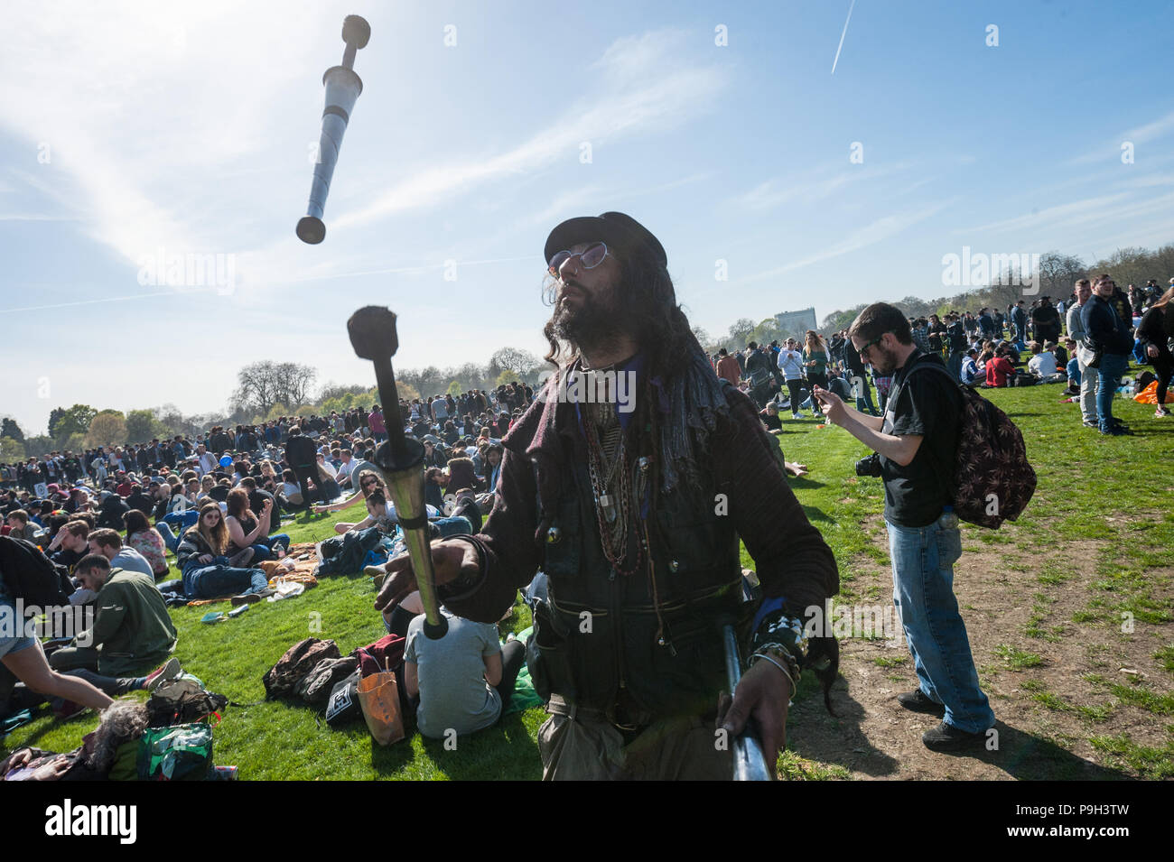 Speakers' Corner, Hyde Park, London, UK. 20 avril 2016. Des milliers de personnes assistent à l'assemblée annuelle de Cannabis 420 Rencontrez-up et de protestation à Speakers' Corner i Banque D'Images