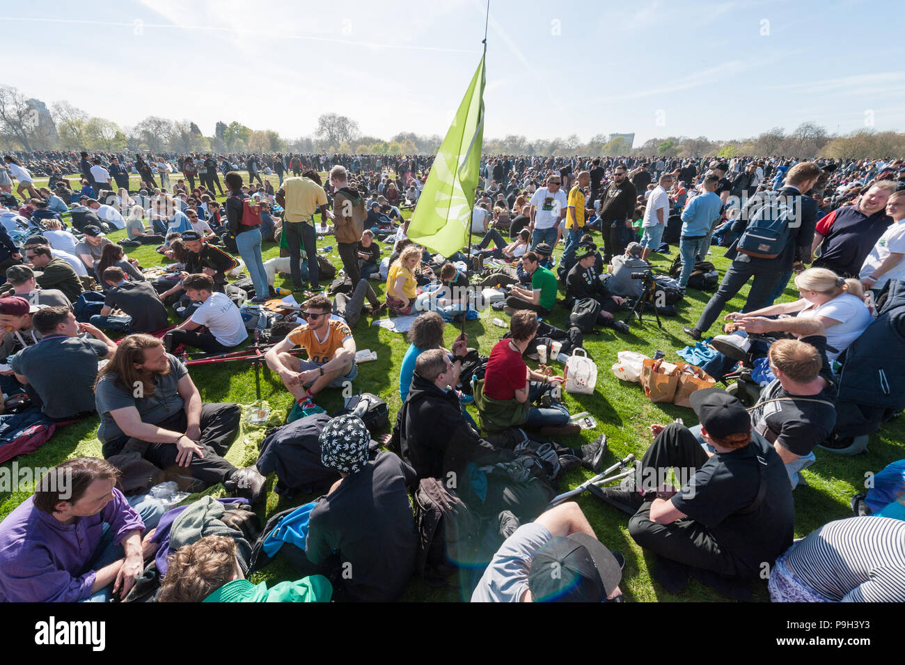 Speakers' Corner, Hyde Park, London, UK. 20 avril 2016. Des milliers de personnes assistent à l'assemblée annuelle de Cannabis 420 Rencontrez-up et de protestation à Speakers' Corner i Banque D'Images