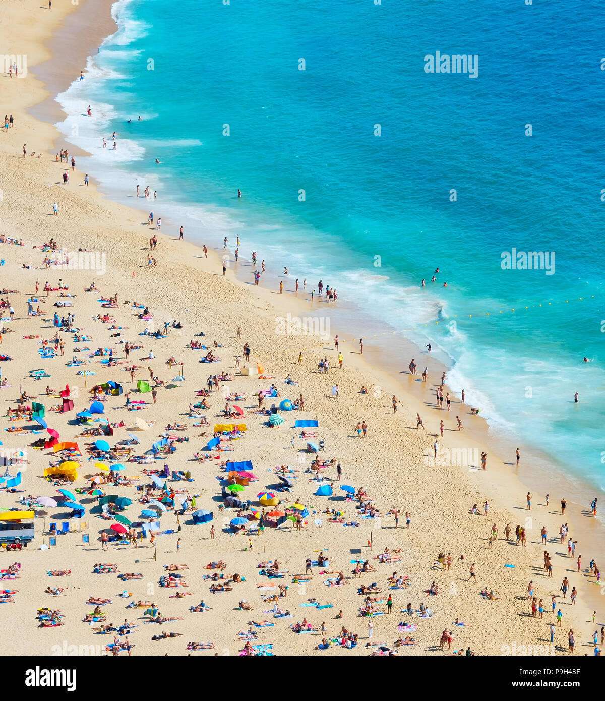 Ocean Beach bondée dans une journée ensoleillée d'été lumineux. Caldas da Rainha, Portugal Banque D'Images