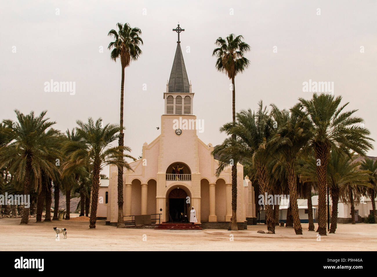 Une religieuse à la porte de l'église de la Mission Catholique Romaine Pella ou cathédrale au Namaqualand, Northern Cape, Afrique du Sud. Banque D'Images
