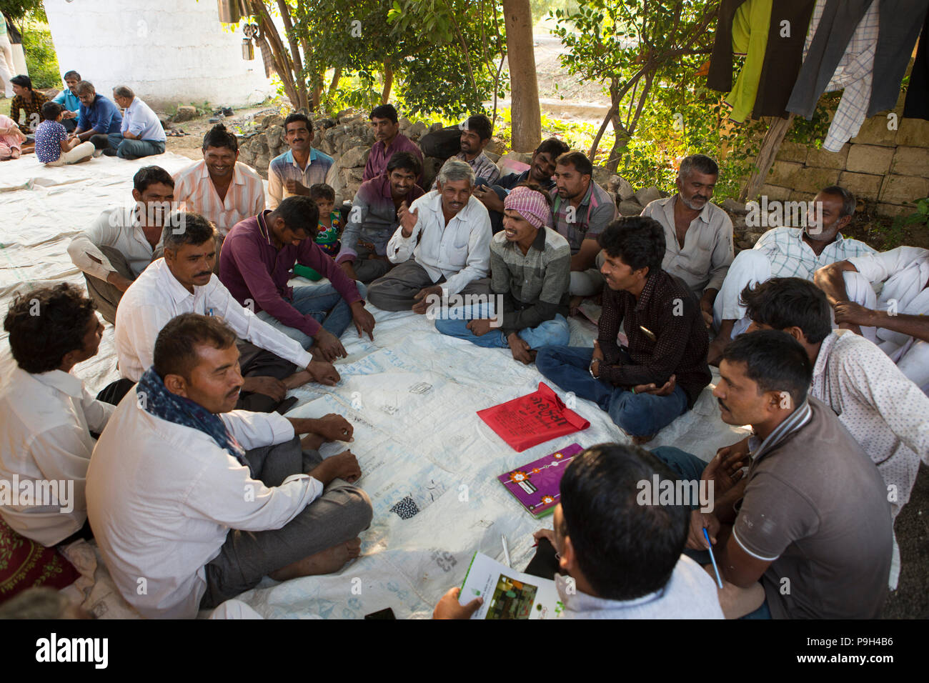 Un groupe de producteurs de coton biologique rencontrez pour discuter des défis et partager l'apprentissage. Banque D'Images