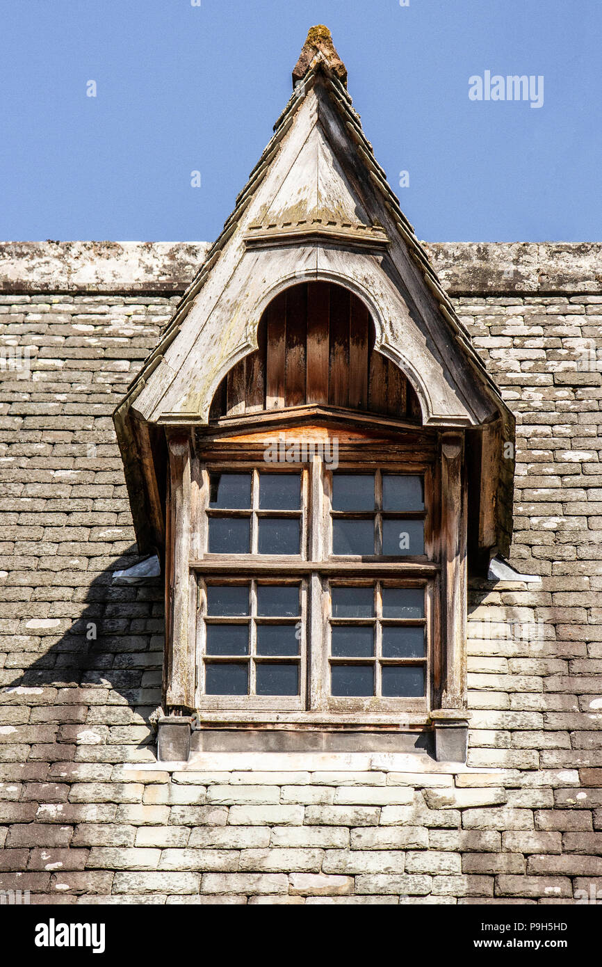 Vieux grenier ou lucarne à Mount Stuart, le manoir victorien gothique sur l'île de Bute. Portrait Banque D'Images