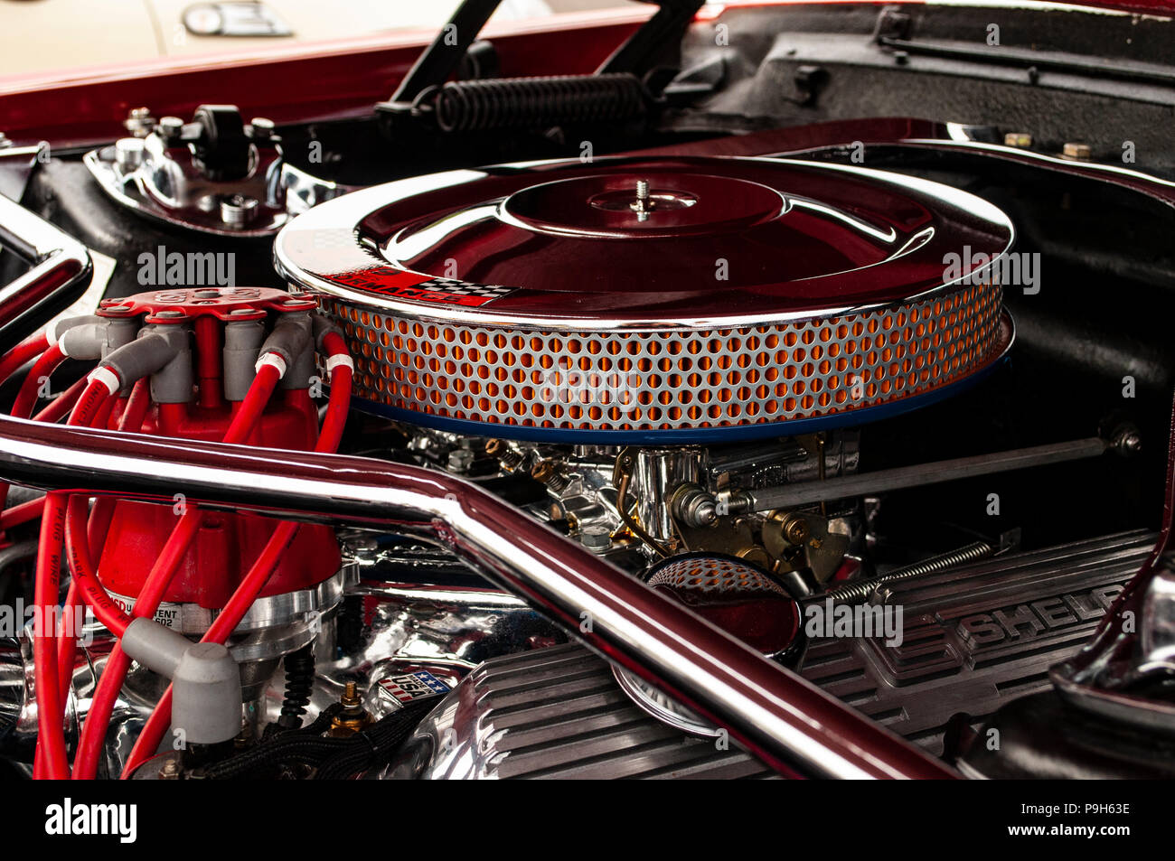 Les voitures rapides, les voitures classiques à un salon de voitures en Californie. Voir le rouge et noir, et l'ameublement sur mesure custom chrome engine Banque D'Images