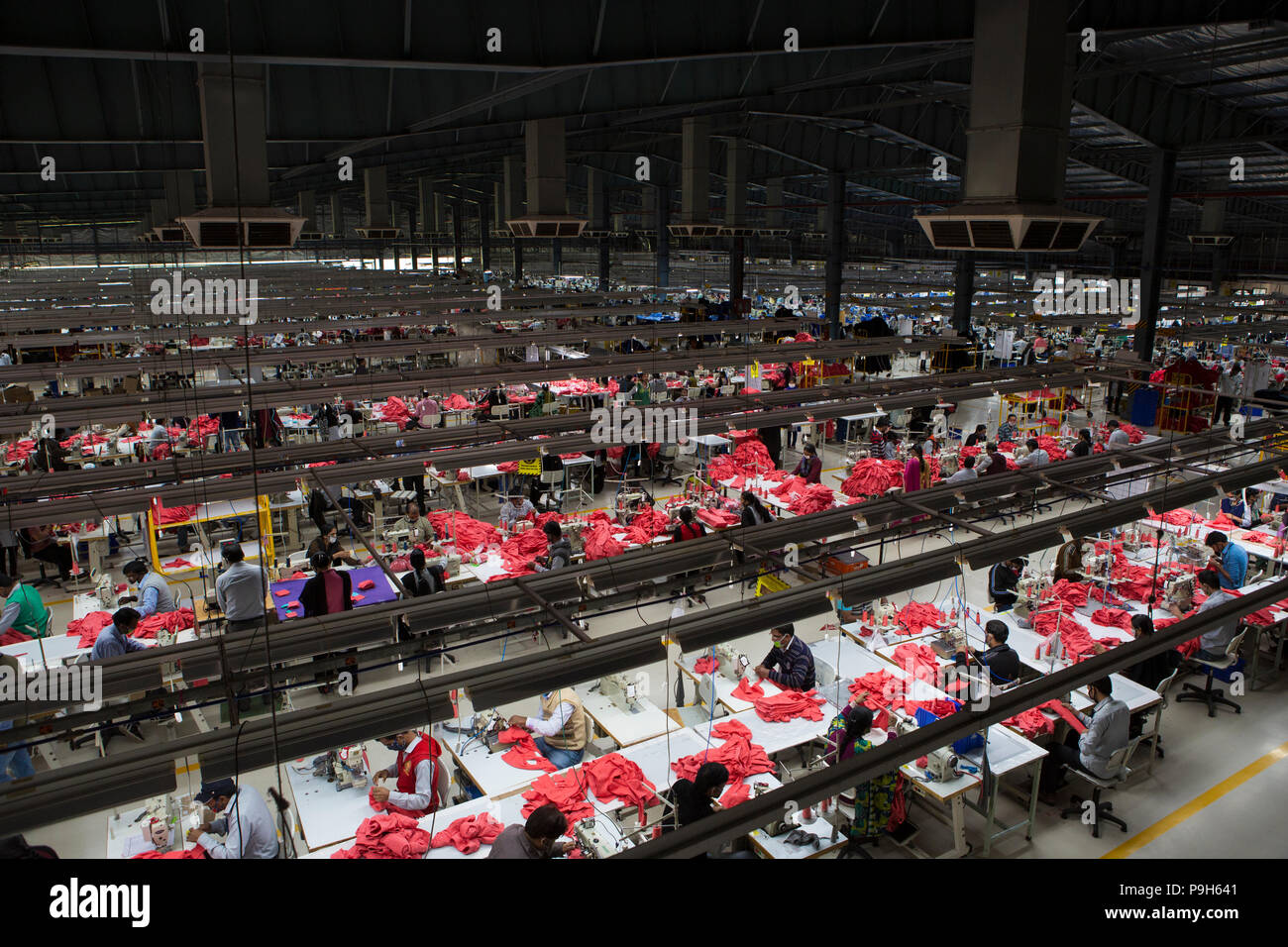 Une vue aérienne d'un prix d'une usine de vêtements où le coton biologique est utilisé pour faire des vêtements, Indore, Inde. Banque D'Images
