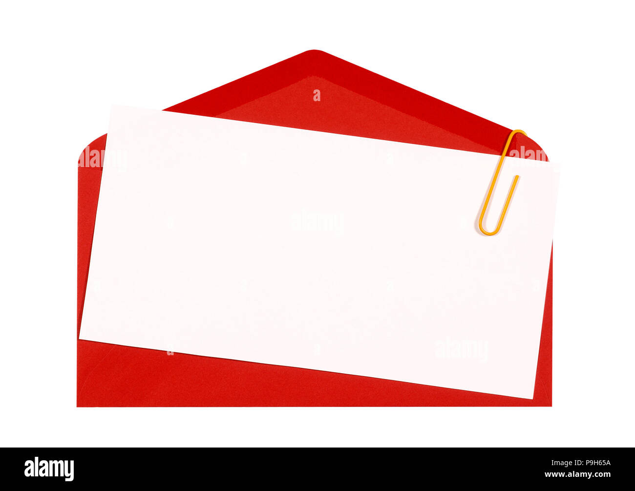 Enveloppe rouge vide ou avec invitation anniversaire carte de voeux, vue du dessus, copiez l'espace, isolated on white Banque D'Images