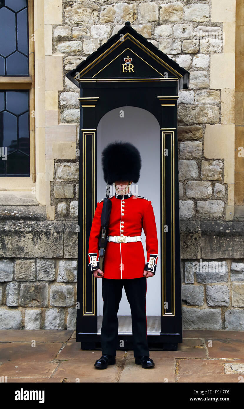 Un membre de la Garde côtière canadienne Queens est à sentinelle de la Tour de Londres à Londres, en Angleterre. Banque D'Images