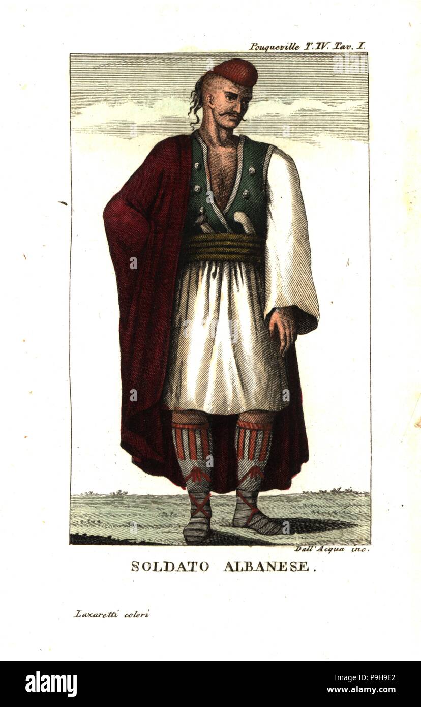 Soldat albanais avec poignard à la ceinture, lourd manteau, chapeau et bottes. Illustration de François Pouqueville's traverse plus, l'Albanie et plusieurs autres parties de l'Empire Ottoman, 1805. La gravure sur cuivre par Dell'Acqua coloriée par Lazaretti de Giovanni Battista Sonzogno's collection des plus intéressants Voyages (Raccolta de Viaggi Uep Interessanti), Milan, 1815-1817. Banque D'Images