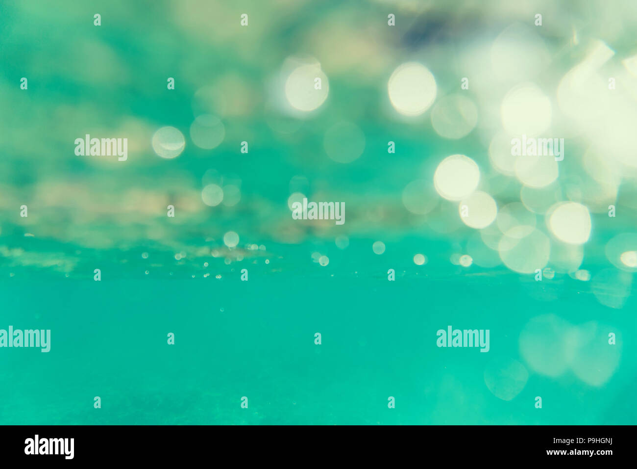 Bokeh fond clair dans la piscine. Résumé fond sous-marin avec des bulles d'air dans rasfokus. Banque D'Images