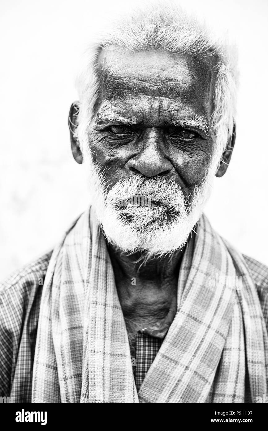 PONDICHERY, Pondichéry, Tamil Nadu, Inde - SEPTEMBRE 2017 CIRCA. Une vieille Indienne non identifiée senior portrait homme pauvre avec un visage ridé brun foncé Banque D'Images