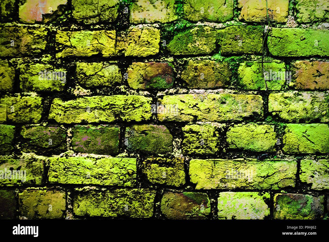 Multicolore très colorés de brique peint mur de pierre. Mur peint en couleurs vives Banque D'Images