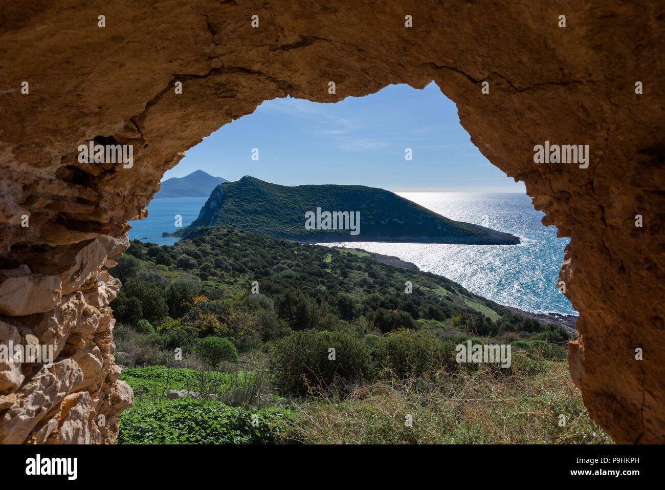 Vieux château Navarin à plus de la baie de Pylos Gialova, Péloponnèse, Grèce, avec Sphacteria island encadrée dans arch. Banque D'Images