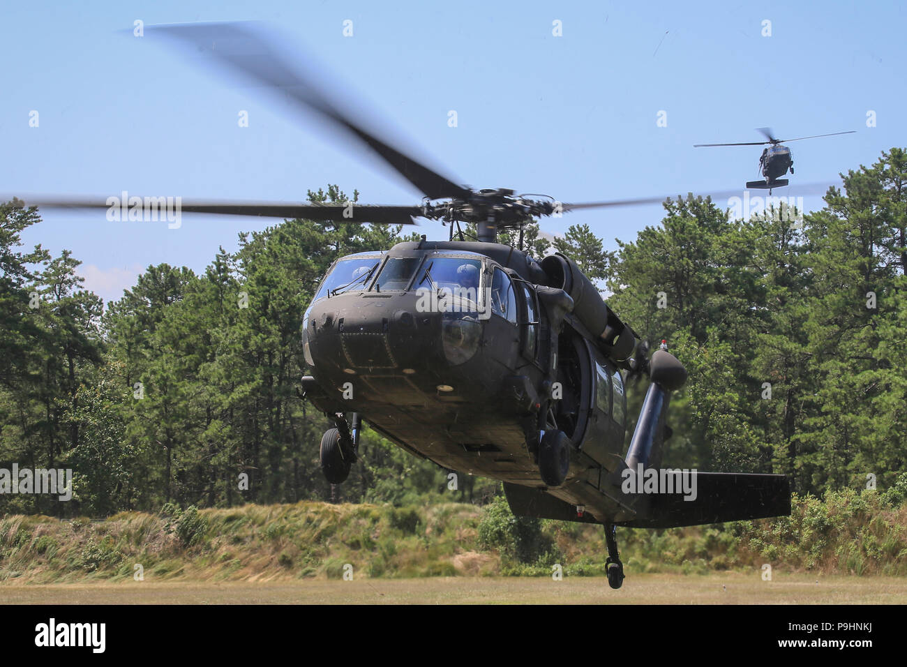 U.S. Army National Guard UH-60L Black Hawk hélicoptères hélicoptères d'assaut à partir du 1er bataillon du 150e Régiment d'aviation de terres pour aller chercher des soldats de la Compagnie Bravo, 1er Bataillon, 114e d'infanterie (Air Assault) à l'emplacement d'opération d'urgence sur la victoire Joint Base McGuire-Dix-Lakehurst, N.J., le 16 juillet 2018. (U.S. Air National Guard photo par le Sgt. Matt Hecht) Banque D'Images