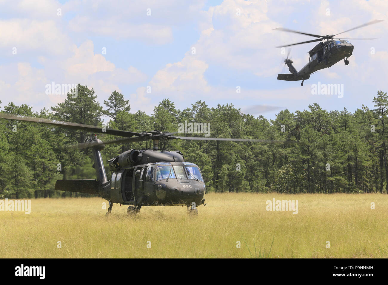 U.S. Army National Guard UH-60L Black Hawk hélicoptères hélicoptères d'assaut à partir du 1er bataillon du 150e Régiment d'aviation de terres pour aller chercher des soldats de la Compagnie Bravo, 1er Bataillon, 114e d'infanterie (Air Assault) sur Joint Base McGuire-Dix-Lakehurst, N.J., le 16 juillet 2018. (U.S. Air National Guard photo par le Sgt. Matt Hecht) Banque D'Images