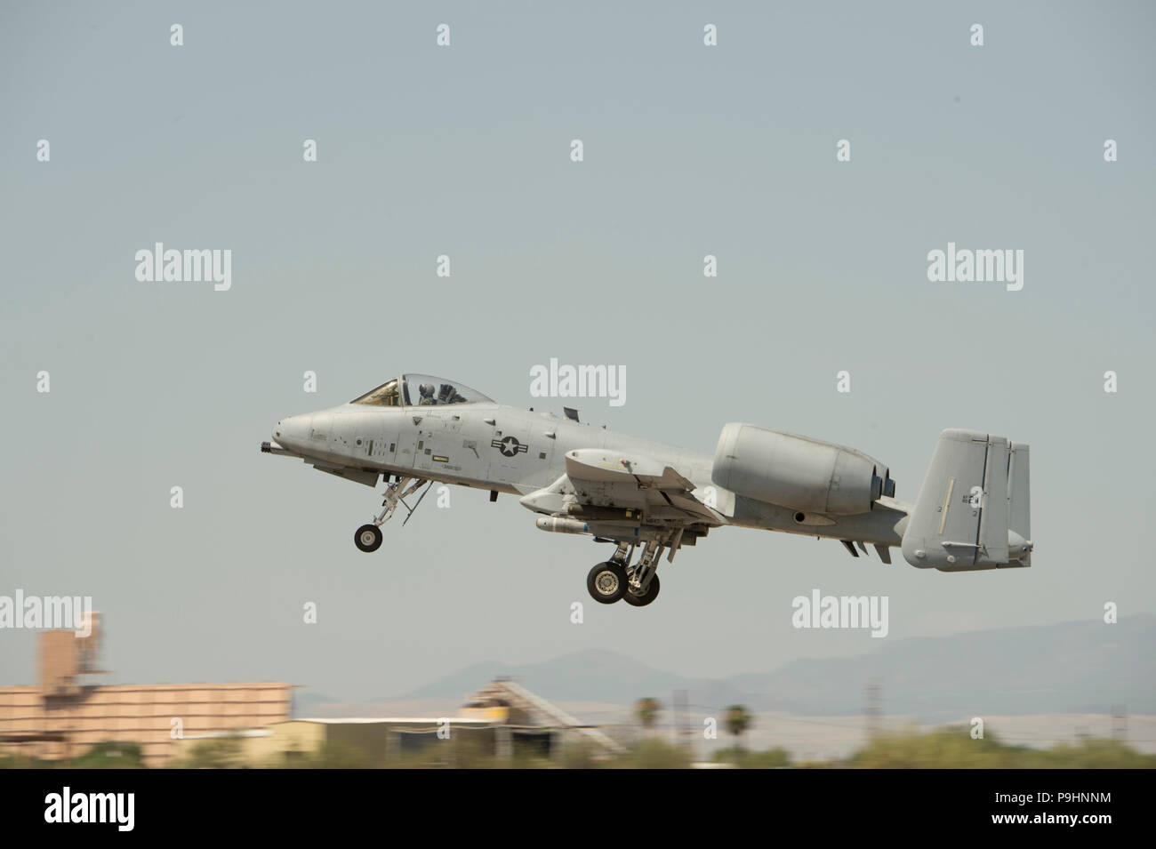 Un A-10 Thunderbolt II lance à partir de l'aire à la base aérienne Davis-Monthan Air Force Base, en Arizona, le 9 juillet. En 2018. L'A-10 Thunderbolt II a effectué un vol avec l'orientation de la Force aérienne colombienne Kfirs d'avions de chasse en préparation de drapeau rouge 18-3. (U.S. Photo de l'Armée de l'air par le sergent. Angela Ruiz) Banque D'Images