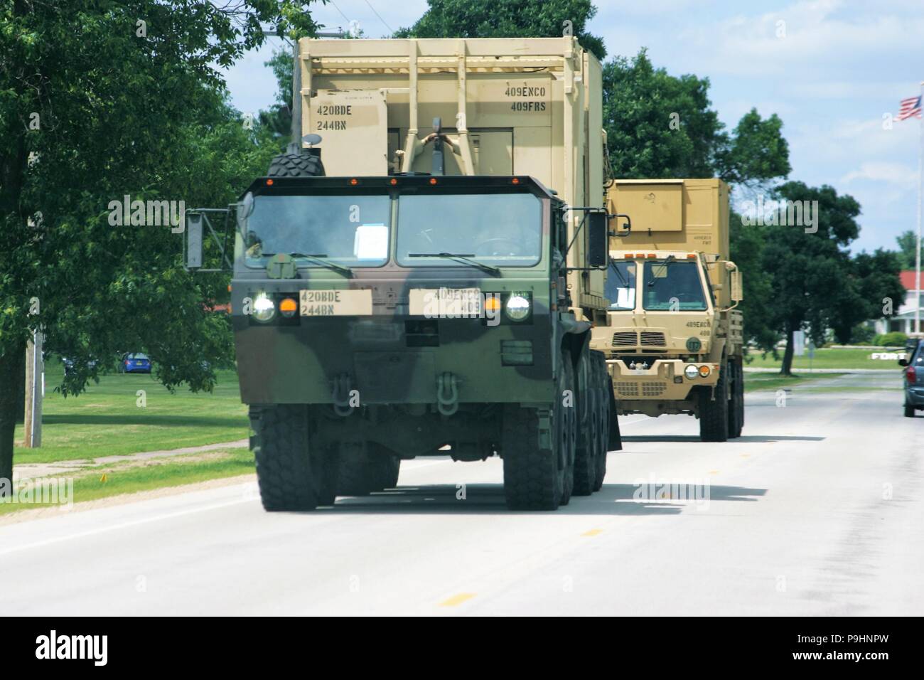 Des soldats à Fort McCoy, Wisconsin (Etats-Unis), pour la formation militaire d'entraînement véhicules sur la zone de cantonnement, le 28 juin 2018. Des milliers de soldats formés à l'installation en juin 2018 pour l'entraînement au combat prolongé et institutionnels ainsi que pour la participation à l'exercice de formation de soutien au combat, 86-18-04. (U.S. Photo de l'Armée de Scott T. Sturkol, Public Affairs Office, Fort McCoy, Wisconsin) Banque D'Images