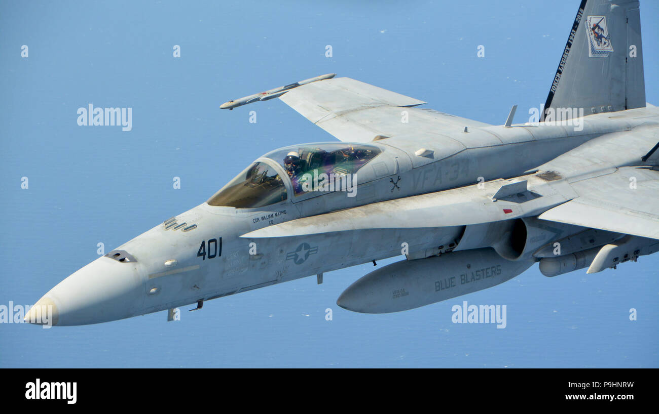 180710-F-FS041-1677 de l'OCÉAN PACIFIQUE (10 juillet 2018) Une marine américaine F/A-18 Super Hornet de Strike Fighter Squadron 34, basé à Naval Air Station Oceana, Virginie, les mouches derrière un 507e Escadre de ravitaillement en vol KC-135R Stratotanker de Tinker Air Force Base, Texas, au cours de l'exercice Rim of the Pacific (RIMPAC), le 10 juillet. Vingt-cinq nations, 46 navires, 5 sous-marins, et d'environ 200 avions et 25 000 personnes participent à l'EXERCICE RIMPAC du 27 juin au 2 août dans et autour des îles Hawaï et la Californie du Sud. Le plus grand exercice maritime international RIMPAC, fournit un uniqu Banque D'Images