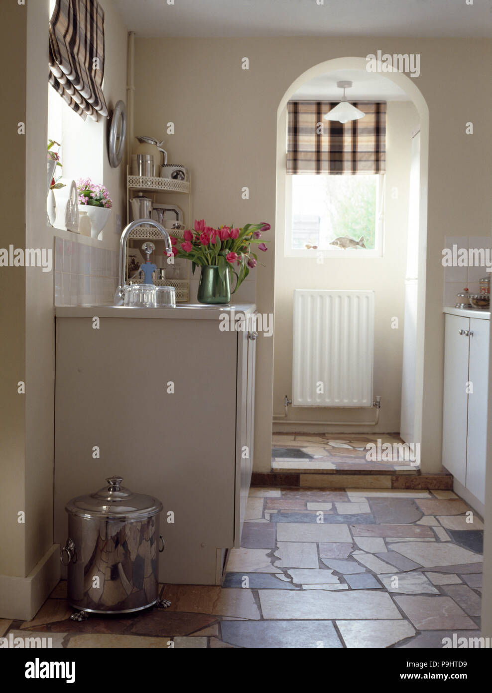 Couvre-sol pavé fou en chalet cuisine avec stores rayés noir et blanc sur les fenêtres Banque D'Images