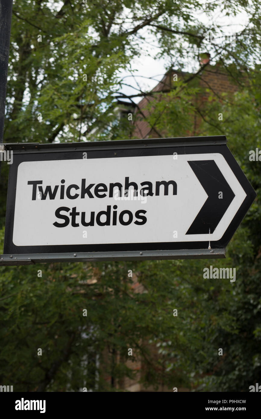 Signe pointant vers la droite pour les studios de Twickenham, London, Middlesex, Angleterre Banque D'Images