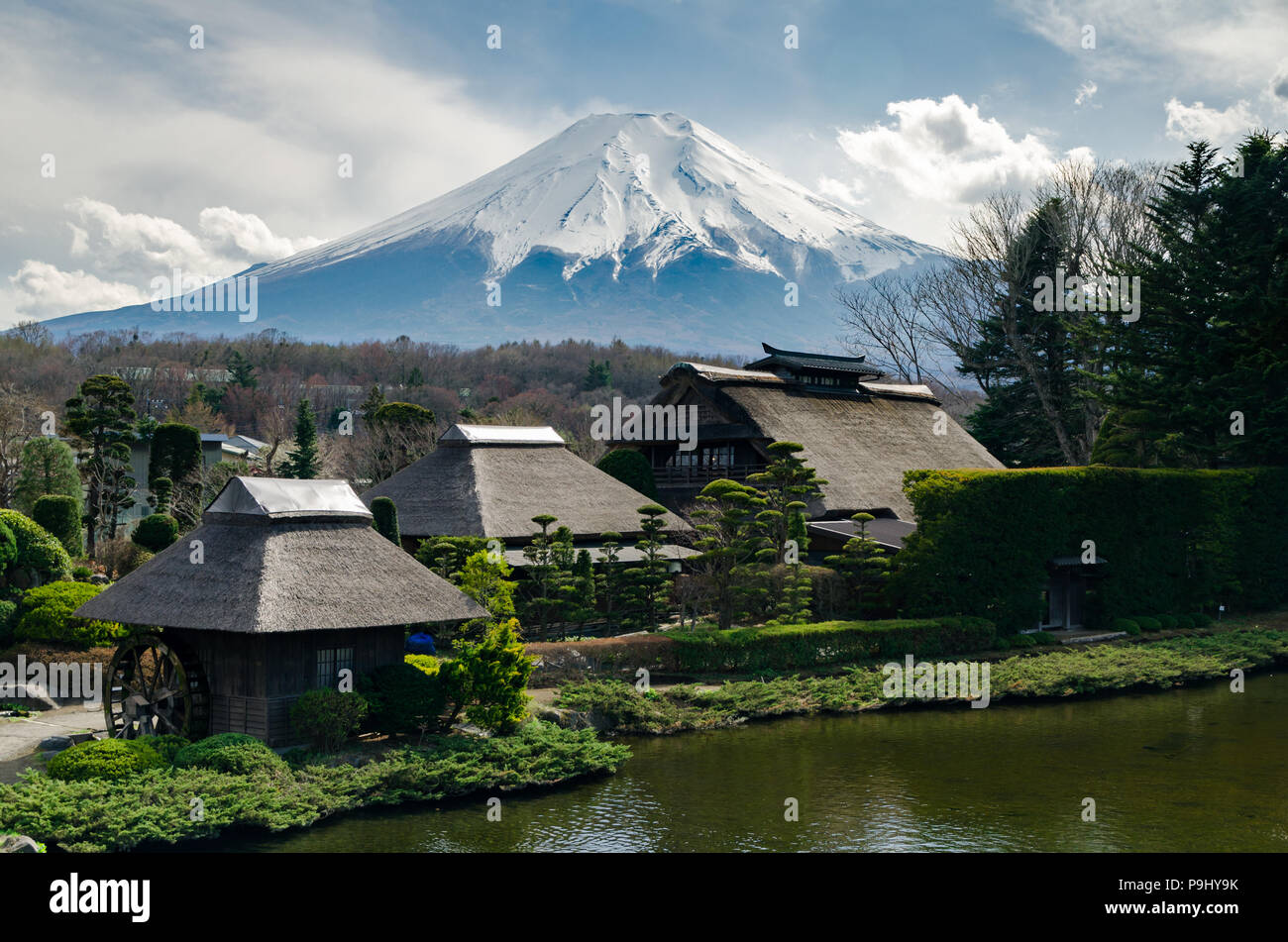 Oshino Hakkai, un petit village avec un cadre pittoresque de 8 étangs. Le village offrent une vue sur la montagne de Fuji et les vendeurs de nourriture et de souvenirs. Banque D'Images